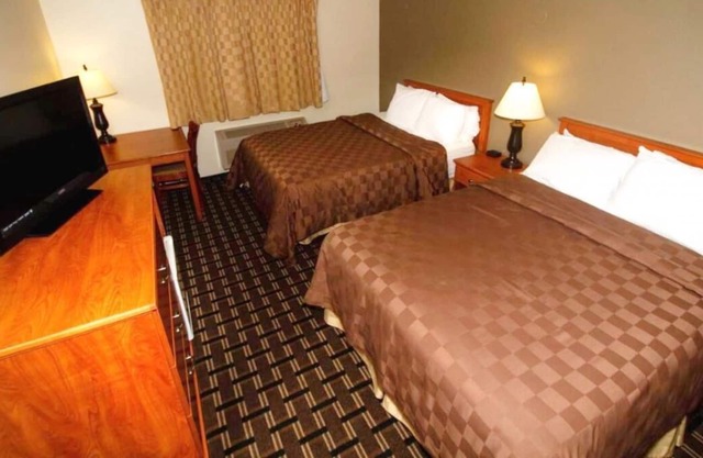 Convenience and Comfort! Swimming Pool and Tub, Gym, Free Breakfast!