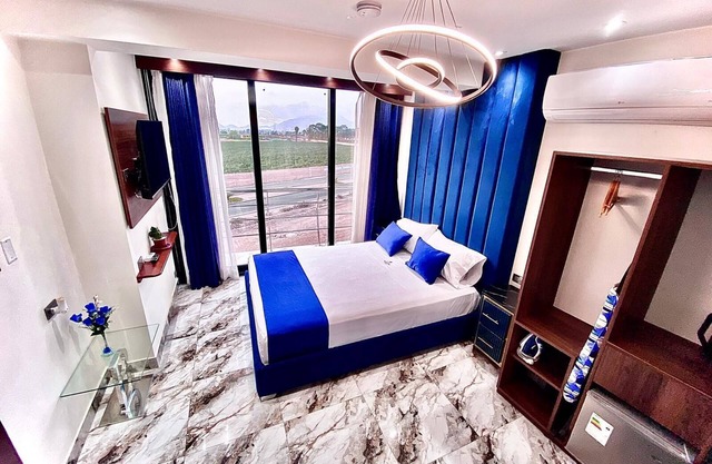 Suite Con Jacuzzi y Balcón by BlueThree Hotel 3✨️ a 7 min de la Plaza de Chancay