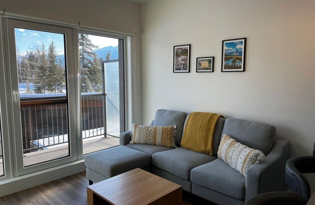 Suite Retreat - 1 Bed+Den Condo