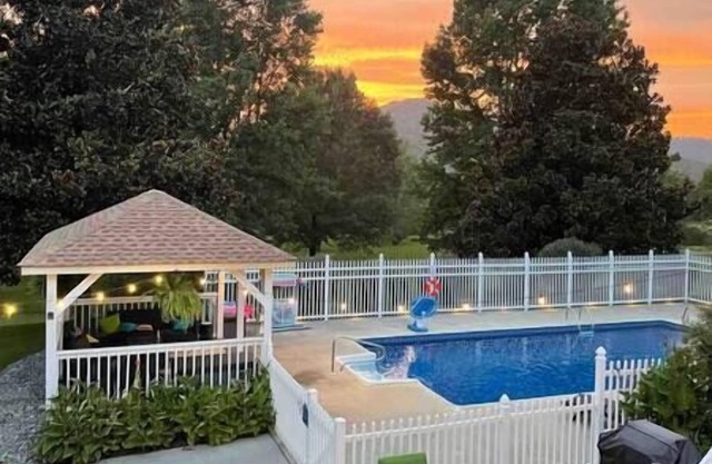 Pool & Luxury Hot Tub with Mountain Views, King Bed, Minutes to Chattanooga