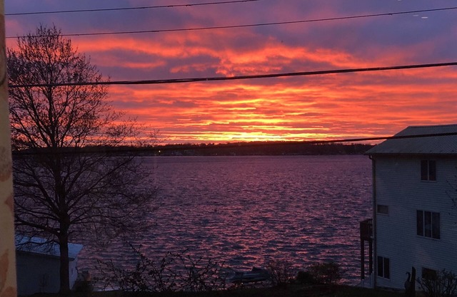 Beautiful Lakefront Home Sleeps 10