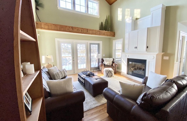 Luxurious Four-Season Cottage w/ WiFi near Huntsville, Arrowhead ☀️❄️🍂🌷