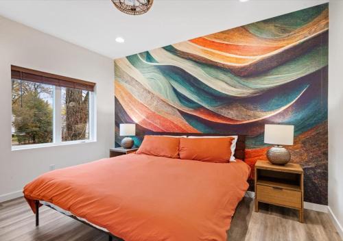 Summer at The Golden Goose including King Bed, Parking, Security and Laundry