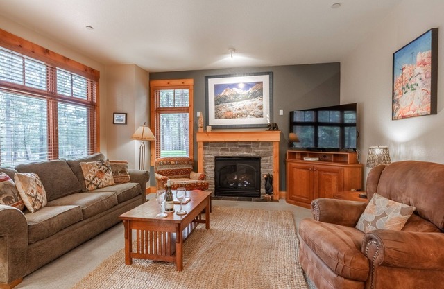 Summer Availability! Updated Townhome, Walk, Shuttle, Or Short Drive to Mountain