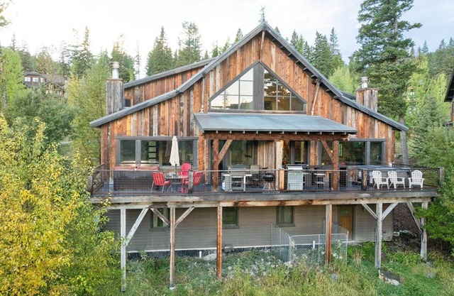 Summer Availability! Stunning Big Mountain Ski-in Ski-out Townhome! Private Hot Tub and Sleeps 21!