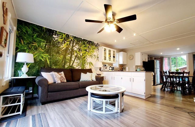 Cozy Getaway Retreat @ Bamboo Chalet Beach Cottage - Lake Erie