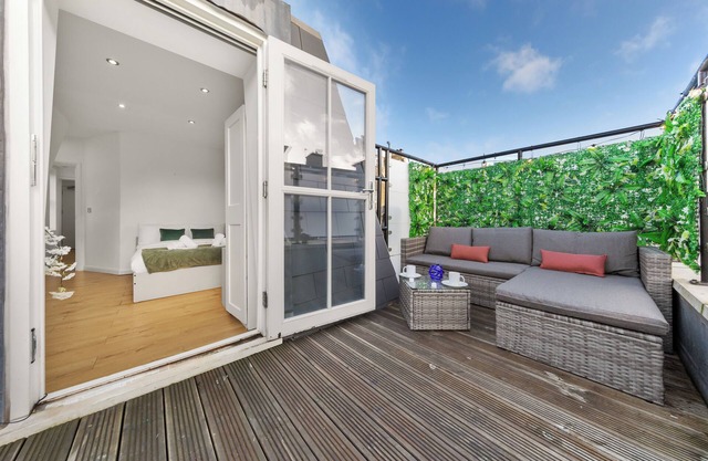 Summer Chelsea-Battersea Apartment w/ Private Rooftop Terrace