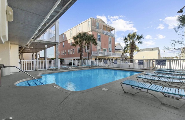 Summer Discounts!! Ocean Views!! Watch the waves roll in! Pool, Hot Tub, Grill!