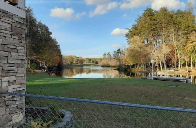 Waterfront Lake House - PETS, jukebox, pool table, firepit, canoe, kayak