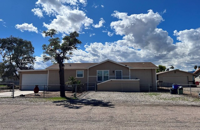SNOWBIRD GETAWAY PET FRIENDLY Colorado River Close 3Br 2Ba, Private Fenced Yard!