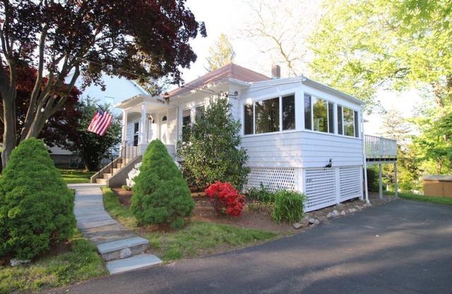 SUMMER GETAWAY Vacation Home near Weed Beach & Pear Tree, Noroton Heights train