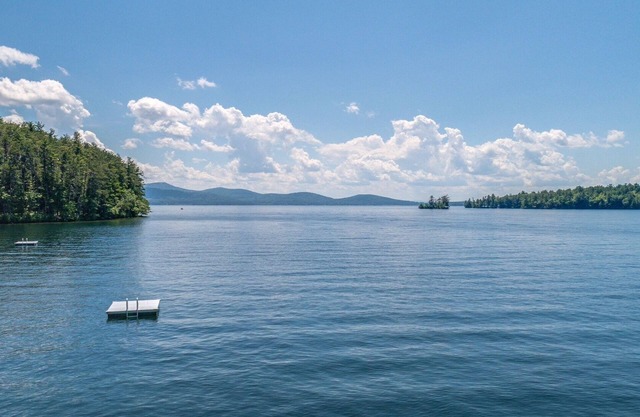 Maison d'été sur le lac Winnipesaukee, plage privée de Sandy Beach / Quai sur le cou de Tuftonboro