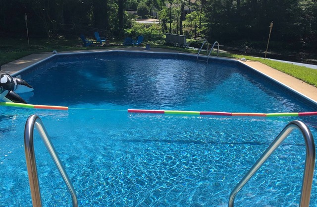 Maison du sud pittoresque avec piscine et lac