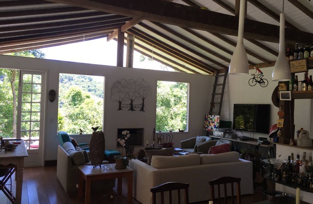 maison d'été, super bordée d'arbres, environnement rural avec la ville ,.