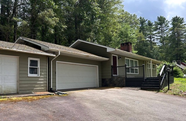 SPRING IS HERE ! LAKE WALLENPAUPAK HOUSE IS CLOSE TO EVERYTHING IN THE POCONOS