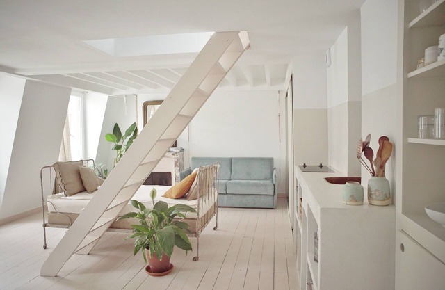 Lumière d'été : nid d'architecte entre les toits