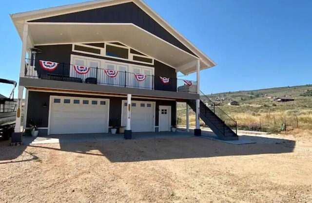 Summer mountain getaway + private hot tub!
