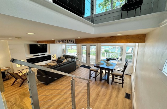 LOW Fall/Winter Rates! 180 Degree Views! 4BR, Fireplace Spring Lake Waterfront!!