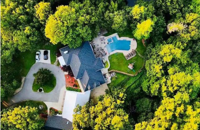 Winter discounts! Enjoy the hot tub, fire pit and movie room!