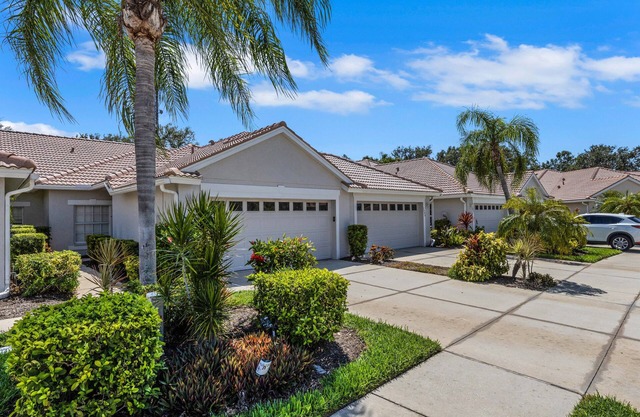 Summer or fall retreat on golf course in Venice, Florida. 10 min from Beach.