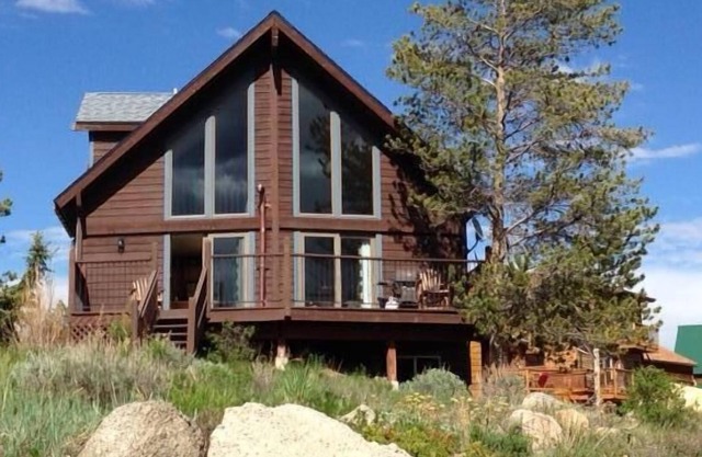 Summer rental! Hike, bike & run right out your door. Beautiful views.
