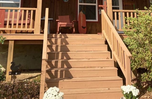 .Don't miss fall color at Burr Oak Lake, excellent hiking, kayaking! Sleeps 4.
