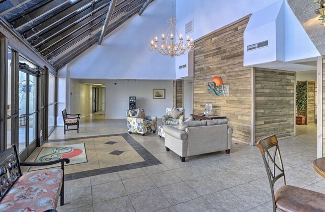 Island Breeze - Oceanfront, Pool view St Regis Condos, Linens Included ! No Pets