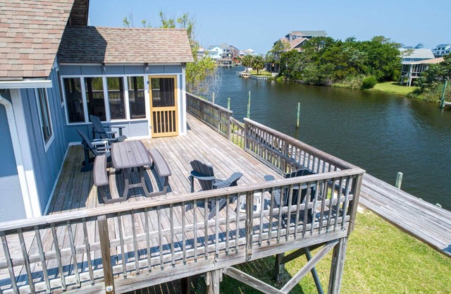 Canal Front - 3 Bedroom Home with Hot Tub, Water Front Deck & Private Dock