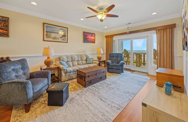 Oceanfront Condo with Resort Swimming Pool and Beach Boardwalk