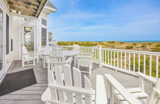 Oceanfront Luxury-Sparkling Pool w / Waterfall, Hot Tub, Tiki Bar, Media + Game Rms