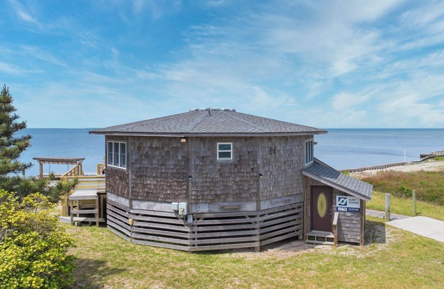 Soundfront Dog Friendly Tiki Hut with Hot Tub, Private Sound Access, + Smart TVs