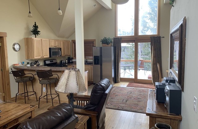 Ski de printemps en avril SEULEMENT 250 $ / nt 2 BR 2 BA, bain à remous, terrasse, 1/2 mi / ascenseur