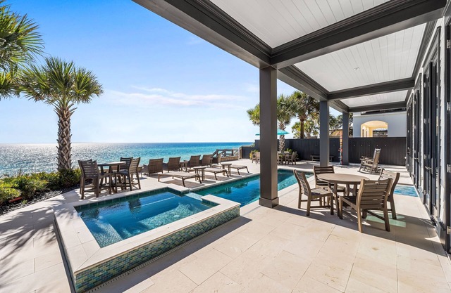 Designer Gulf Front Home avec piscine privée à côté de la mer