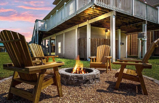 ☆New! Wraparound Porch & Game Room + Beach Views!♥