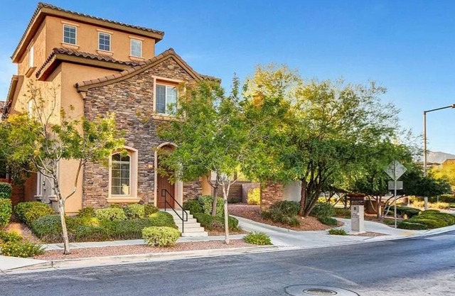 Summerlin home w/ mountain vistas! Close to Red Rock and Downtown Summerlin