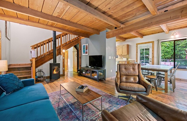 Summerwood ~ Charming, Hot Tub, Family-Friendly Cabin! Walk to Town!