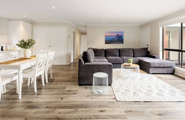 Modern 3 Bed Home by Melbourne Airport, CBD, Watergardens