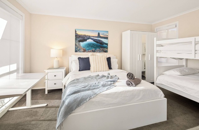 Modern 4 Bed Home by Melbourne Airport, CBD, Watergardens