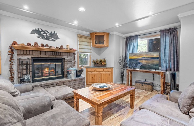 Summit Condo - Luxury Condo, Walk to Slopes, Fireplace