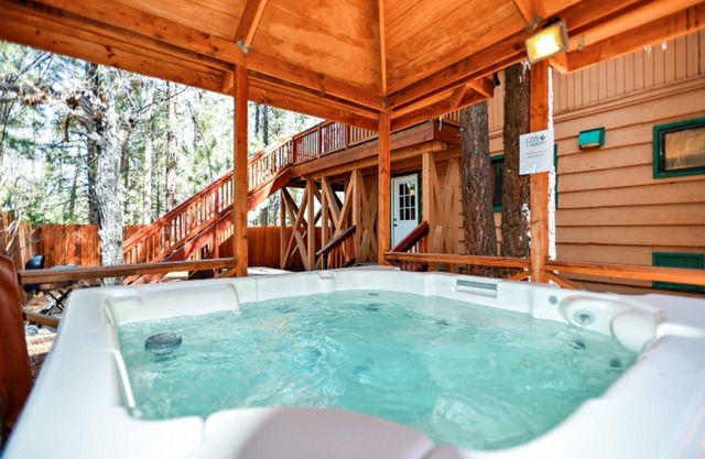 Summit Escape Lodge - 4BR / 3BA / Jacuzzi / WiFi / Pistes à pied / Location de vélo gratuite à 2 heures