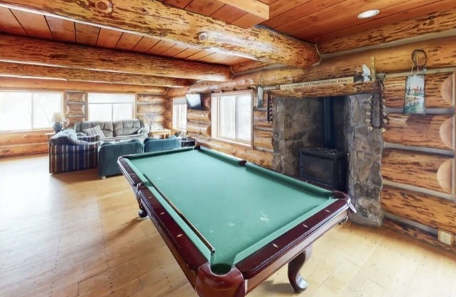 Summit Peaks Lodge Sleeps 14 Pet friendly Incredible Views, Close to ski resort