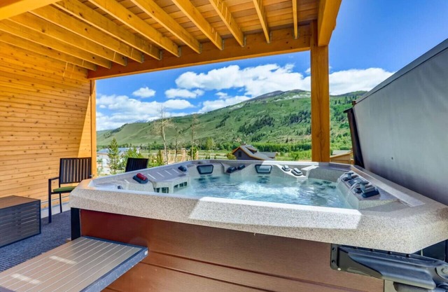 Summit Safari - Luxury Home, Private Hot Tub, Mountain Views