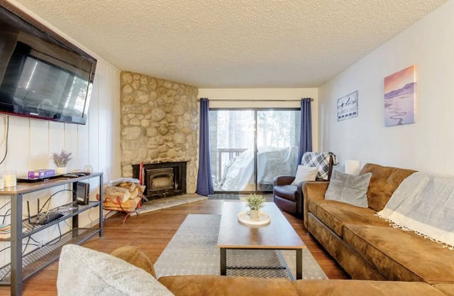 Summit ski retreat near the slopes!