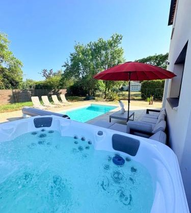Sumptuous luxury villa with pool and jacuzzi