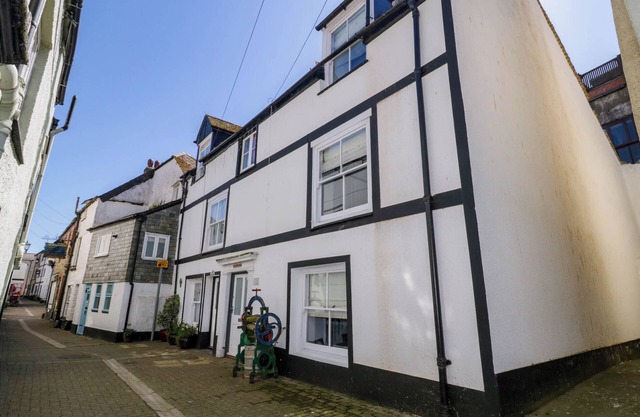 SUN COTTAGE, family friendly, character holiday cottage in Looe
