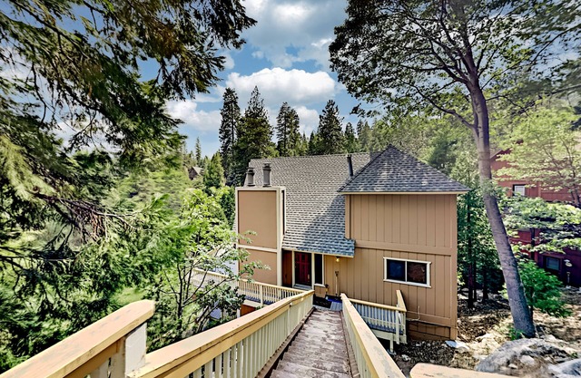 Sun-filled, Blue Jay home with 2 decks, game room & Lake Arrowhead views