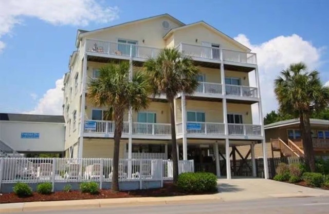 SUN & FUN SPACIOUS 7 BEDROOM TOWNHOME GREAT LOCATION!