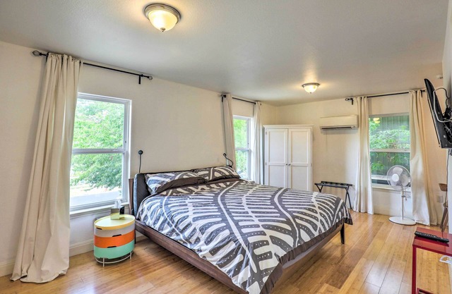 Sun-Lit Studio ~ 2 Mi to Downtown Austin!