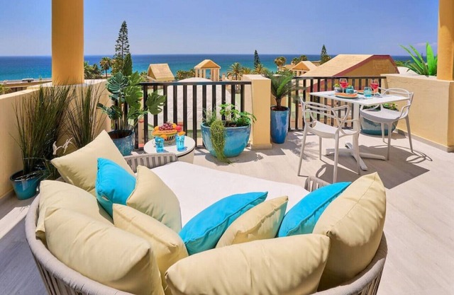 Sun-lovers paradise, all day sun and views.