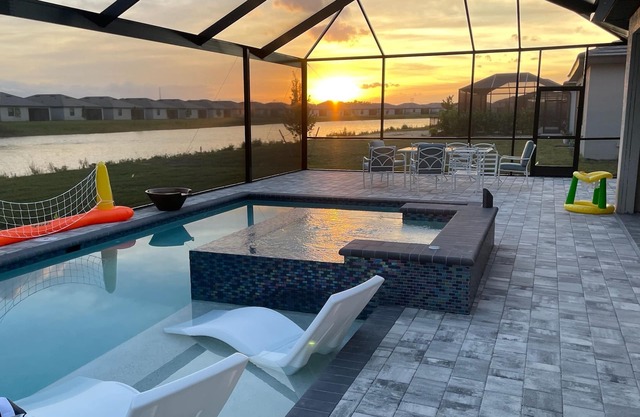 Sun soaked Zen Oasis with Salt Water Pool, Spa and Sunsets!
